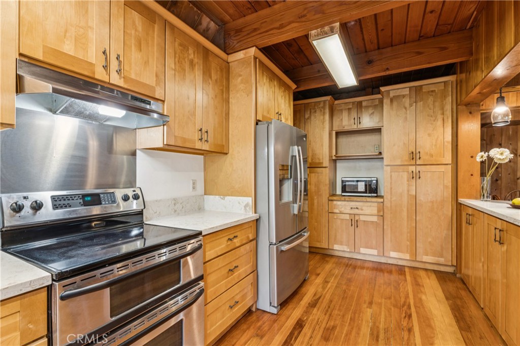 Lake Arrowhead, California, 92352, United States, 5 Bedrooms Bedrooms, ,2 BathroomsBathrooms,Residential,Active,2045400