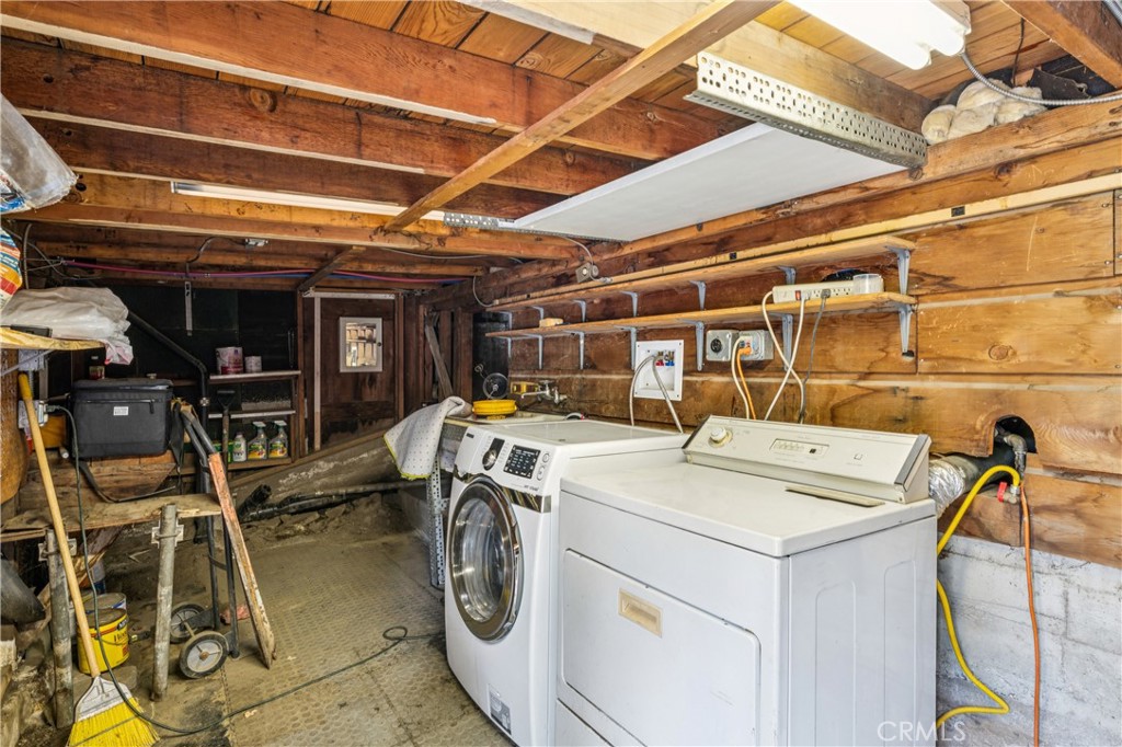 Lake Arrowhead, California, 92352, United States, 5 Bedrooms Bedrooms, ,2 BathroomsBathrooms,Residential,Active,2045400