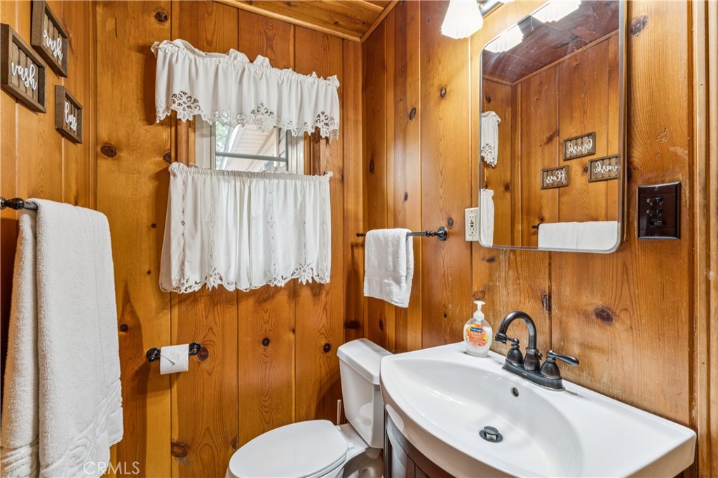 Lake Arrowhead, California, 92352, United States, 5 Bedrooms Bedrooms, ,2 BathroomsBathrooms,Residential,Active,2045400