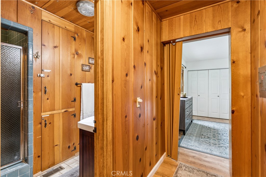 Lake Arrowhead, California, 92352, United States, 5 Bedrooms Bedrooms, ,2 BathroomsBathrooms,Residential,Active,2045400