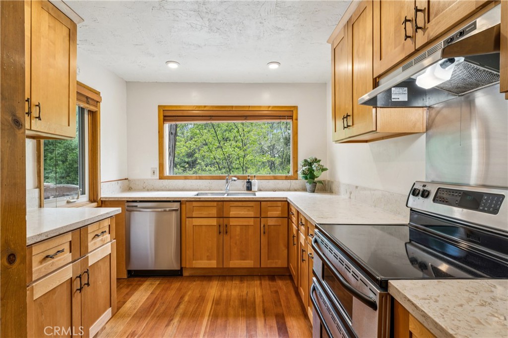 Lake Arrowhead, California, 92352, United States, 5 Bedrooms Bedrooms, ,2 BathroomsBathrooms,Residential,Active,2045400