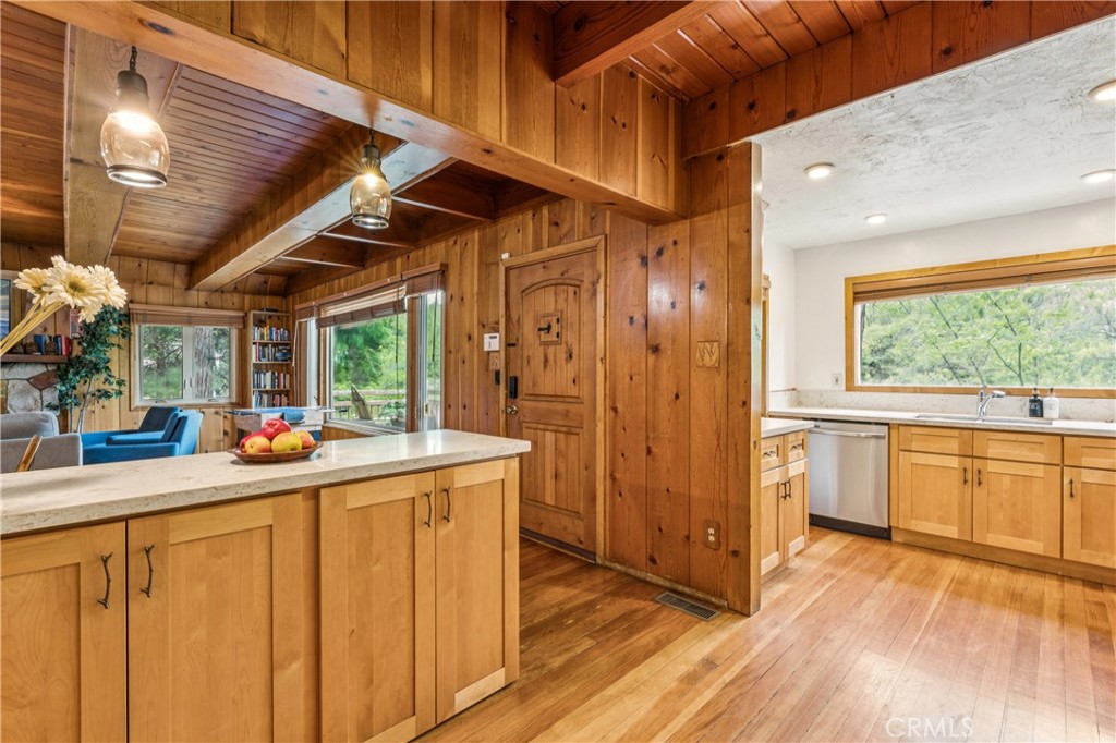 Lake Arrowhead, California, 92352, United States, 5 Bedrooms Bedrooms, ,2 BathroomsBathrooms,Residential,Active,2045400