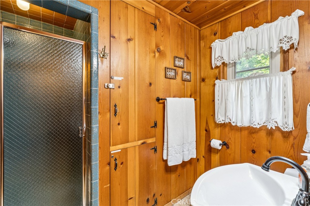 Lake Arrowhead, California, 92352, United States, 5 Bedrooms Bedrooms, ,2 BathroomsBathrooms,Residential,Active,2045400