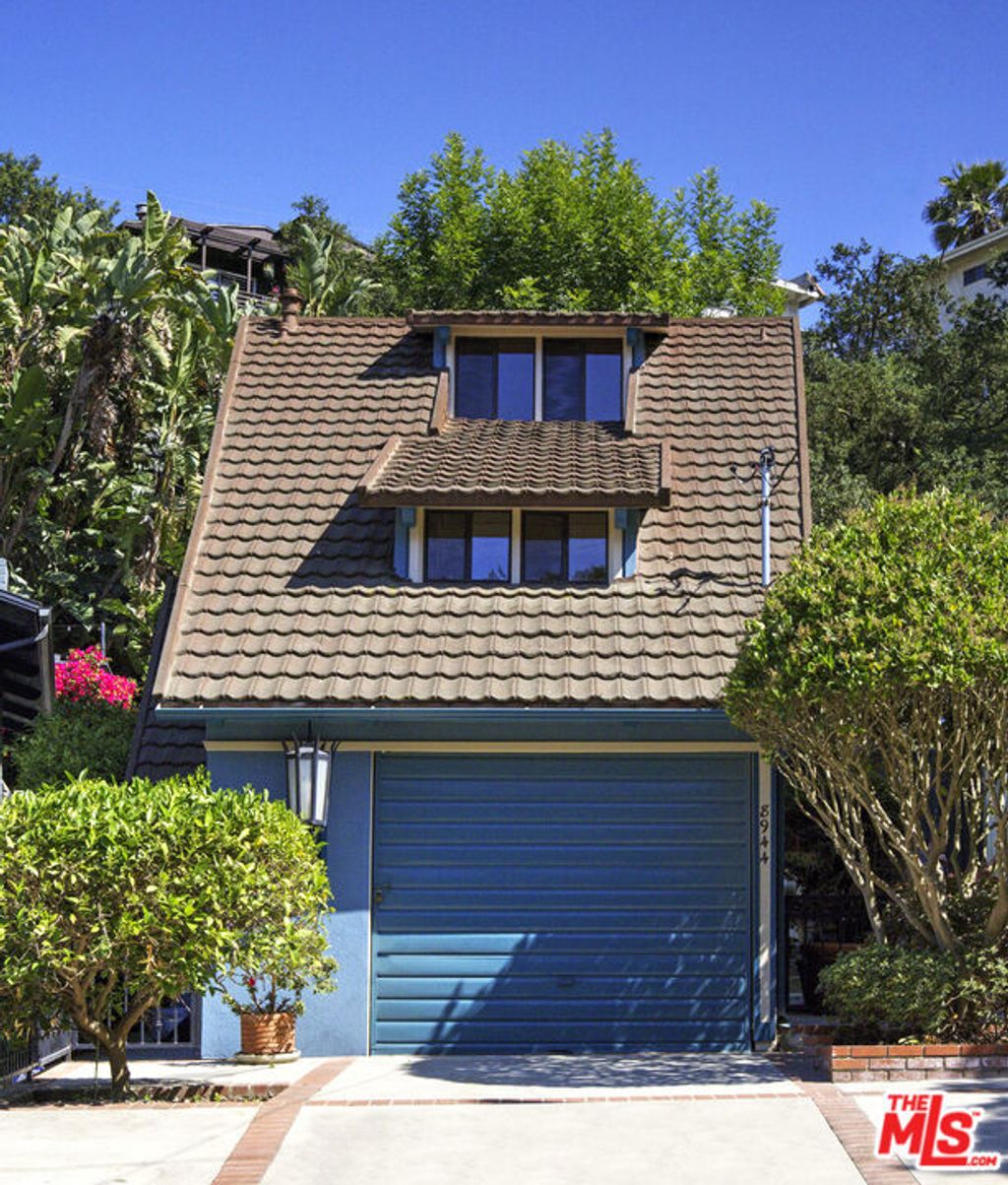 Photo of 8944 Wonderland Avenue, Los Angeles, CA 90046 (MLS # 25591655)