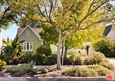 Photo of 336 N Beachwood Drive, Los Angeles, CA 90004 (MLS # 26101992)