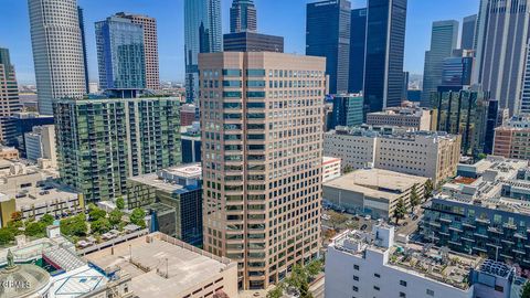 Photo of 801 S Grand Avenue #1710, Los Angeles, CA 90017 (MLS # P1-26120)
