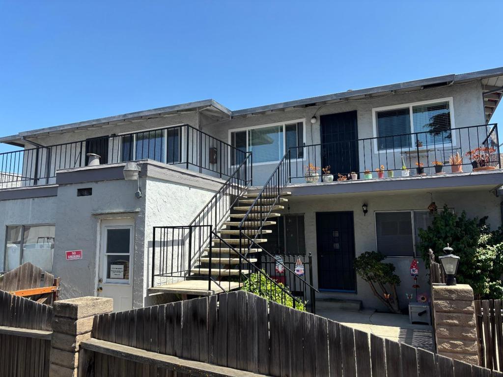 For Rent in Santa Clara Fourplex Remodeled 2 Bedroom 1 Bath Upstairs Unit with Balcony and Attached Private Garage. Laundry Room on site, No Pets Available Now. Deposit is $2,475 Same as the monthly rent. 12 month Lease Required. Shown by Appointment only (Open House Sat 21st 10AM-2PM). Welcome Home!