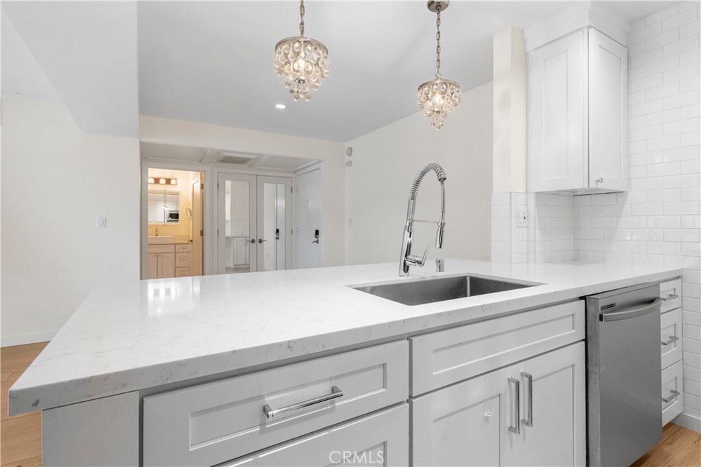 5257 Radford Ave 101