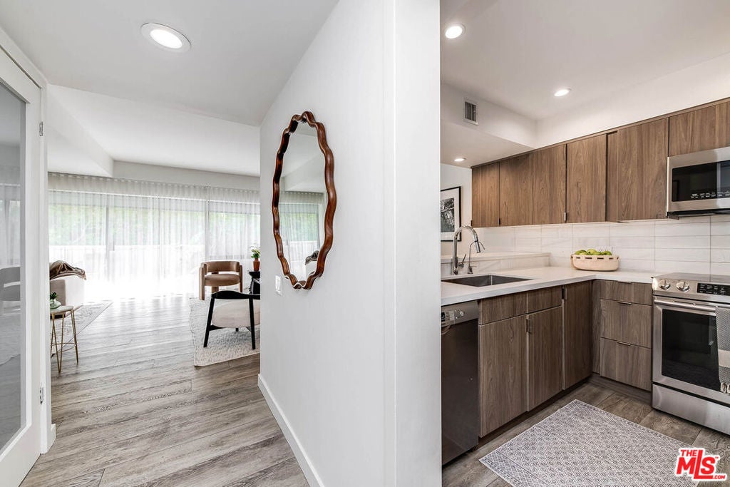 7135 Hollywood Boulevard 305
