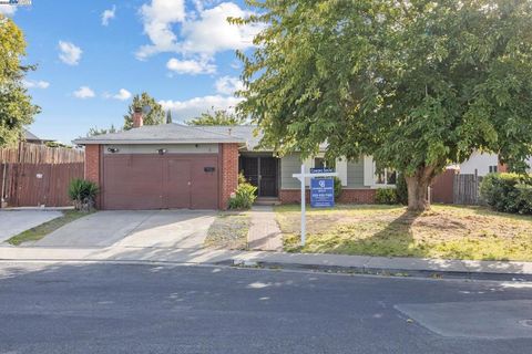 Photo of 4 Crowley Ct Ct, Pittsburg, CA 94565 (MLS # 41115744) Photo of 4 Crowley Ct Ct, Pittsburg, CA 94565 (MLS # 41115744)