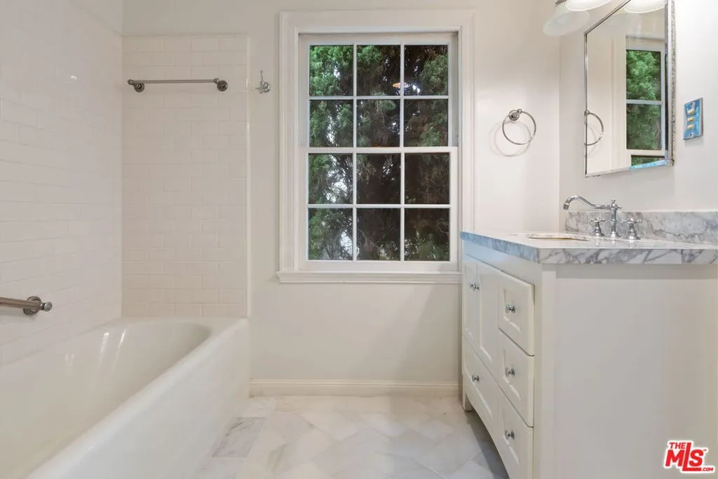 Los Angeles, California 90024, United States, 5 Bedrooms Bedrooms, ,5 BathroomsBathrooms,Residential,Active,198387