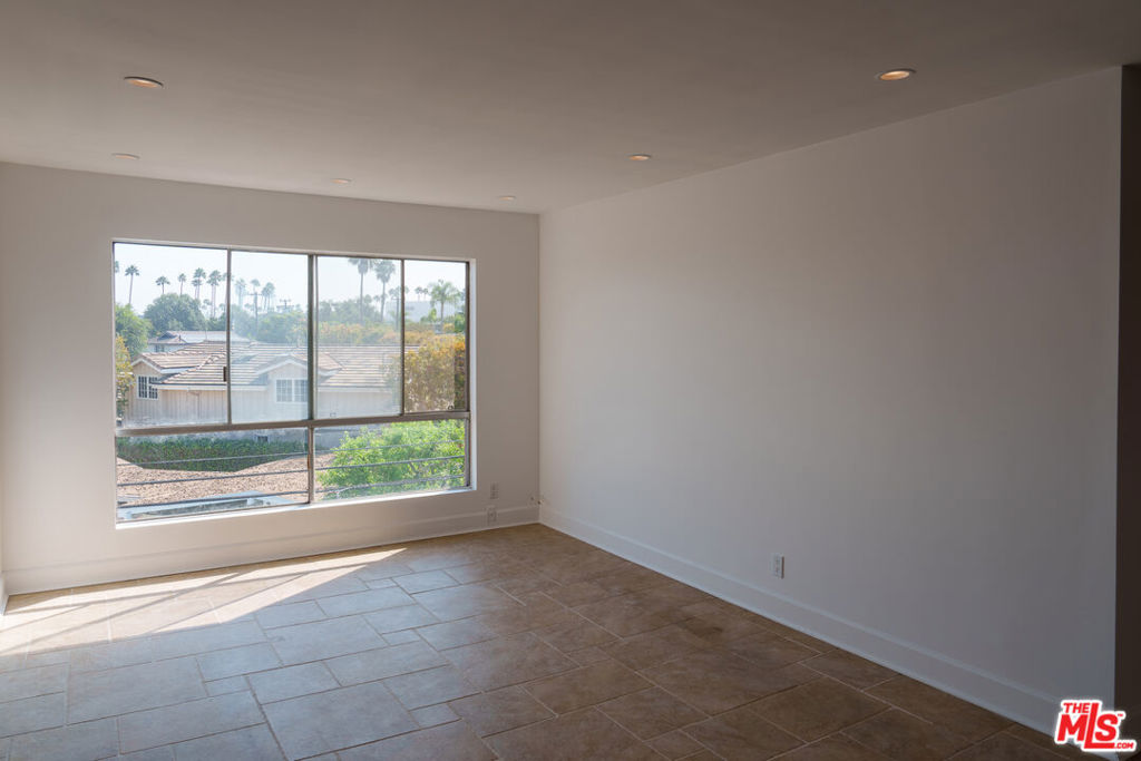 5585 E Pacific Coast Highway 340