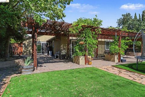 Photo of 4161 S Royal Links Cir Cir, Antioch, CA 94509 (MLS # 41137507)