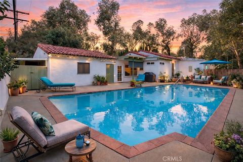 Photo of 4905 Alhama Dr, Woodland Hills, CA 91364 (MLS # SR26042543)