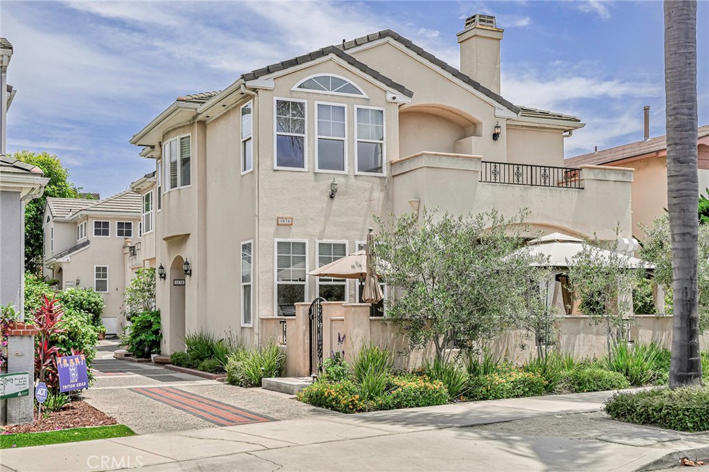 Sale includes both 1034 & 1036 Isabella Ave. This duplex is perfect to live in one and rent one, or multi-generational living. Rare opportunity to own a duplex in the heart of Coronado Village, just a block and a half from Coronado Beach. Conveniently located near shops, dining, and the Hotel Del Coronado.
The front home includes a spacious primary suite with a private balcony offering sunset views. Outdoor features include a well-maintained courtyard, large patio, and a rooftop deck for enjoying the coastal climate year-round.
The rear home offers an upstairs kitchen and open living area with hardwood floors. Abundant natural light fills the space, with windows on all four sides. A private deck off the living area provides a quiet outdoor retreat.