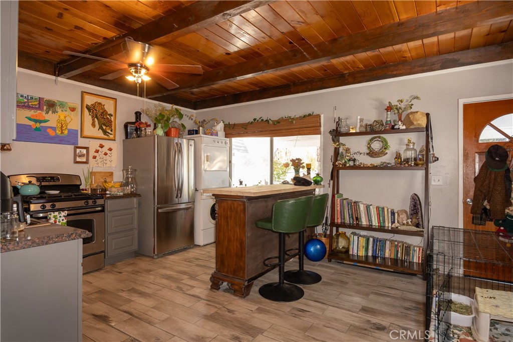 Super Sweet and Cute Home Centrally located in Big Bear! 1 bedroom, plus loft (Title shows it as 2 Bedrooms. Close to slopes, shopping, forest and convention center! Fenced back yard. The perfect get-away and starter place in the mountains! Don't miss out! * Photos are prior to tenant moving out*
