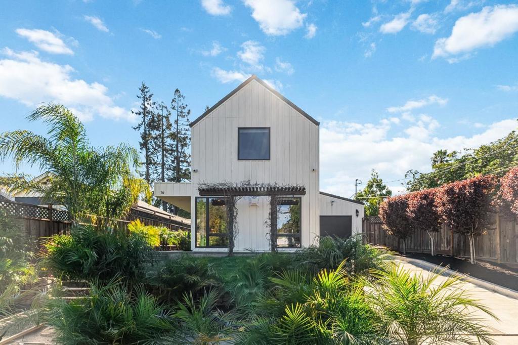 16 Hillview Avenue