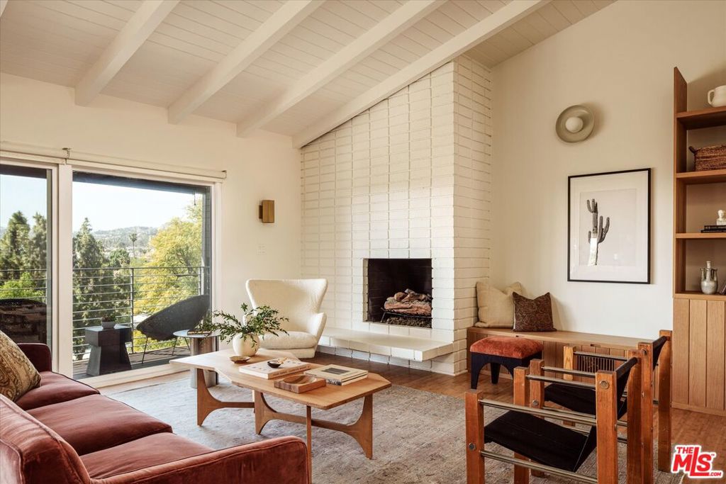 2015 Hollyvista Avenue