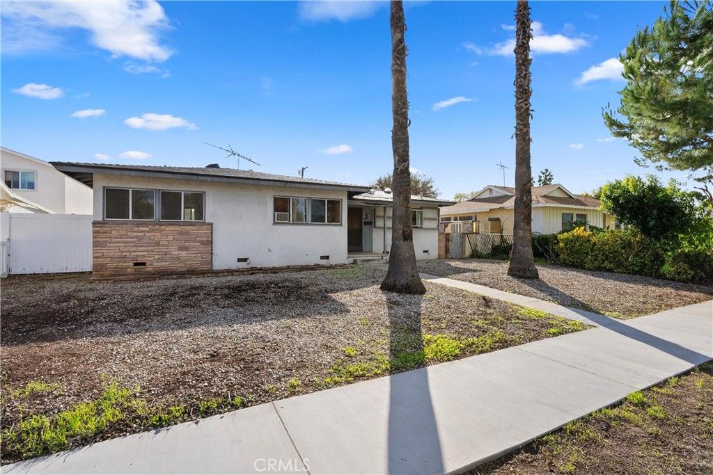 Photo of 18928 Victory Boulevard, Tarzana, CA 91335 (MLS # OC25265332)
