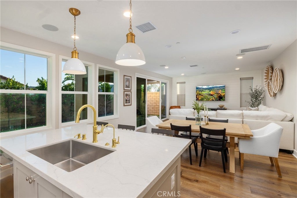 Properties 1 1249 E Providence Loop
