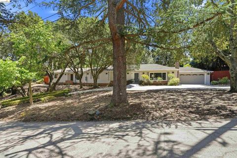 Photo of 4500 Oak Hill Rd RD, Oakland, CA 94605 (MLS # 41137520)
