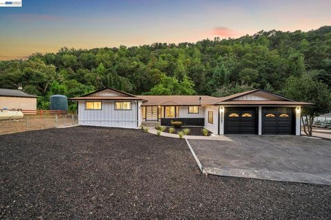 Photo of 31067 Palomares Rd RD, Castro Valley, CA 94552 (MLS # 41135821)