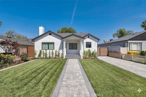 Photo of 2115 W Clark Avenue, Burbank, CA 91506 (MLS # BB26075170)