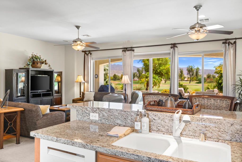40530 Calle Santa Monica