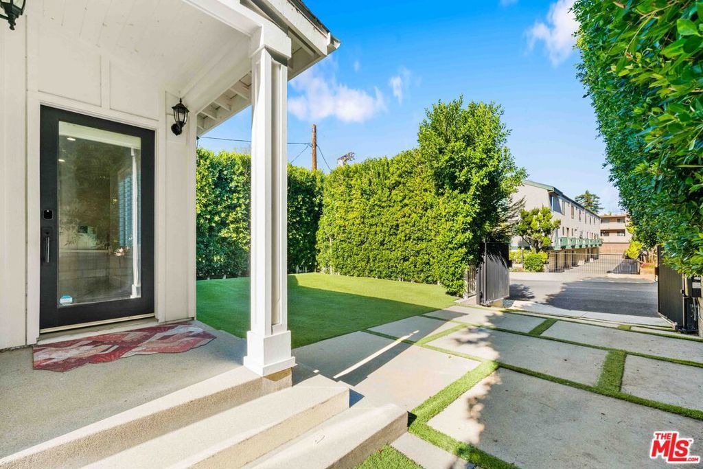 Photo of 11642 Acama Street, Studio City, CA 91604 (MLS # 26636689)