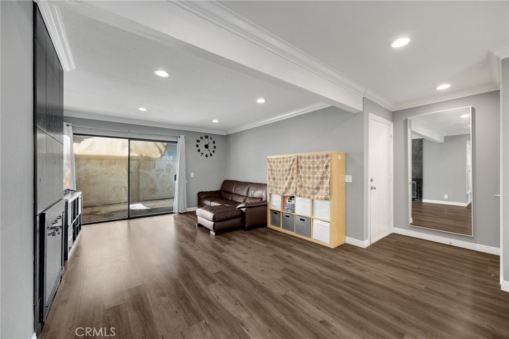 1018 E La Habra