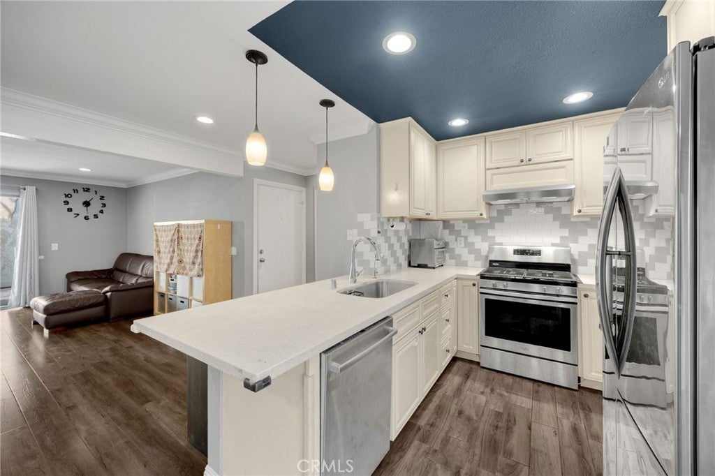 1018 E La Habra