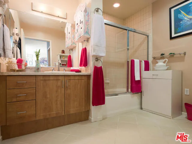 Los Angeles, California 90012, United States, 2 Bedrooms Bedrooms, ,2 BathroomsBathrooms,Residential,Active,184633