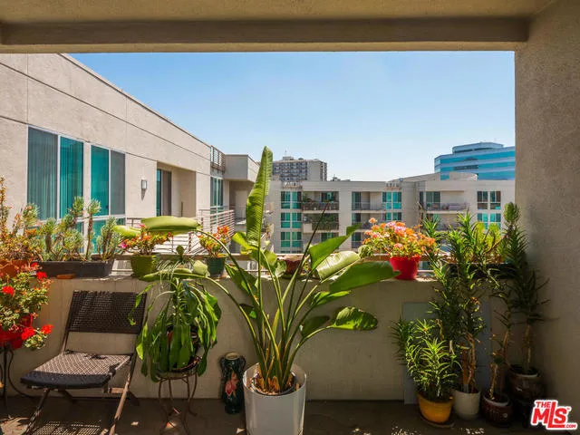 Los Angeles, California 90012, United States, 2 Bedrooms Bedrooms, ,2 BathroomsBathrooms,Residential,Active,184633