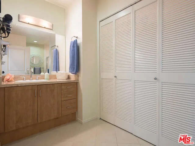 Los Angeles, California 90012, United States, 2 Bedrooms Bedrooms, ,2 BathroomsBathrooms,Residential,Active,184633