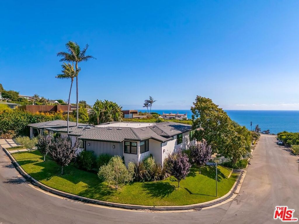 Photo of 17810 Sabbiadoro Way, Pacific Palisades, CA 90272 (MLS # 25599223)