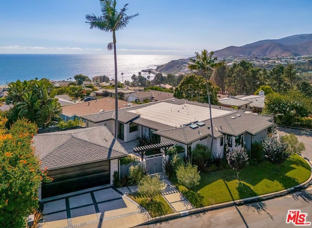 Photo of 17810 Sabbiadoro Way, Pacific Palisades, CA 90272 (MLS # 25599223)