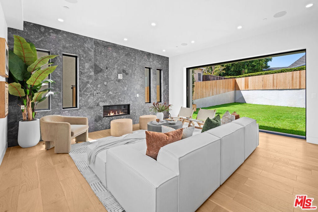 1325 Thayer Avenue
