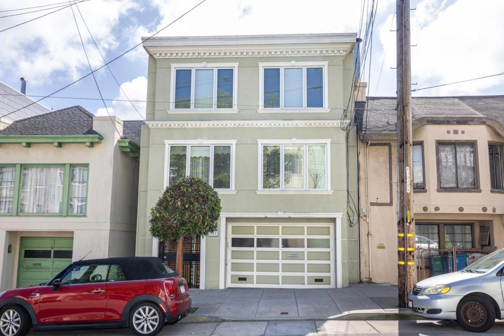 This 3-story home has 5 Bedrooms & 4.5 Baths Stunning views of the Downtown & Golden Gate Bridge. Walking Distance to the Legion of Honor Fine Arts Museum, Lincoln Golf Course, Sea Cliff, Public Transportation, Public Schools, Clement St. Shops. With 3972 sf of living space. This home makes it perfect for the growing/extended/ families!