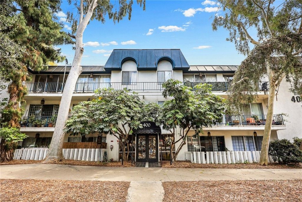 Photo of 400 S La Fayette Park Pl #213, Los Angeles, CA 90057 (MLS # TR26055993)