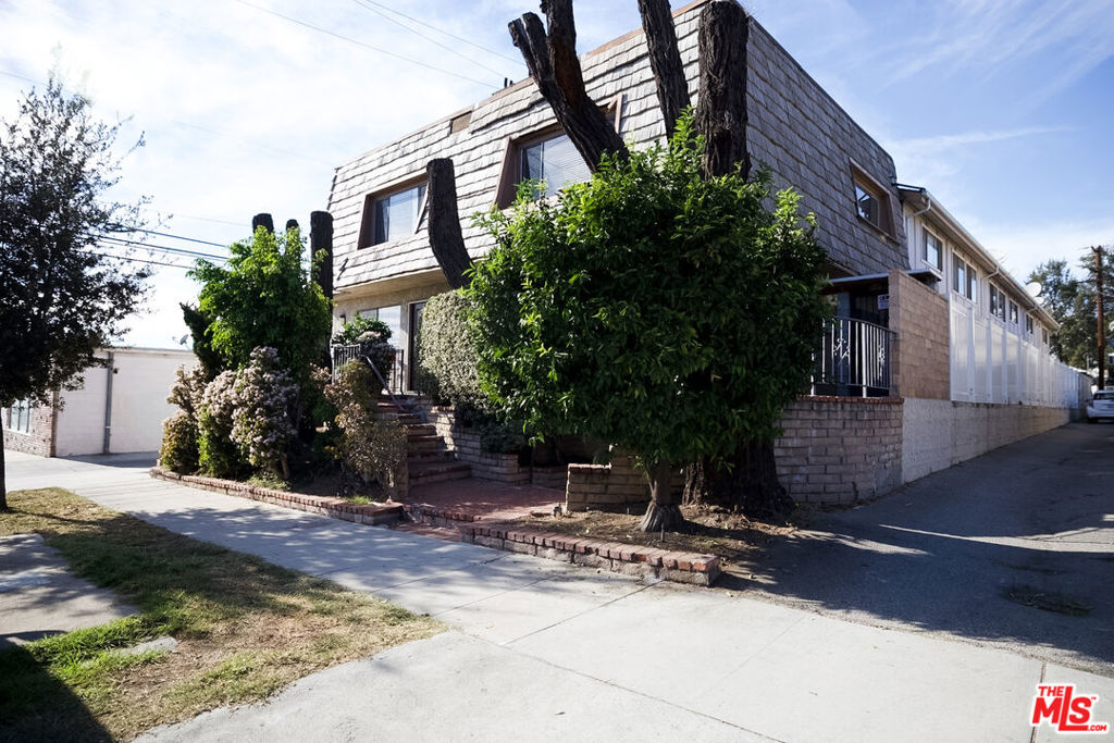 Discover this charming 3-bedroom, 2-bathroom home in a prime location in North West Glendale. With approximately 1,097 square feet of inviting living space, this unit features a separate living and dining area, beautifully updated laminate flooring, and a remodeled kitchen equipped with modern cabinets, stunning countertops, and stainless steel appliances with a new dishwasher. Both bathrooms have been thoughtfully updated, and the property includes convenient in-unit laundry hookups. Enjoy the added benefit of two dedicated parking spaces in a secure gated subterranean garage with storage options. This light-filled residence is surrounded by convenient access to freeways, restaurants, and shops. It's a must-see to truly appreciate all it has to offer, and it's easy to show!