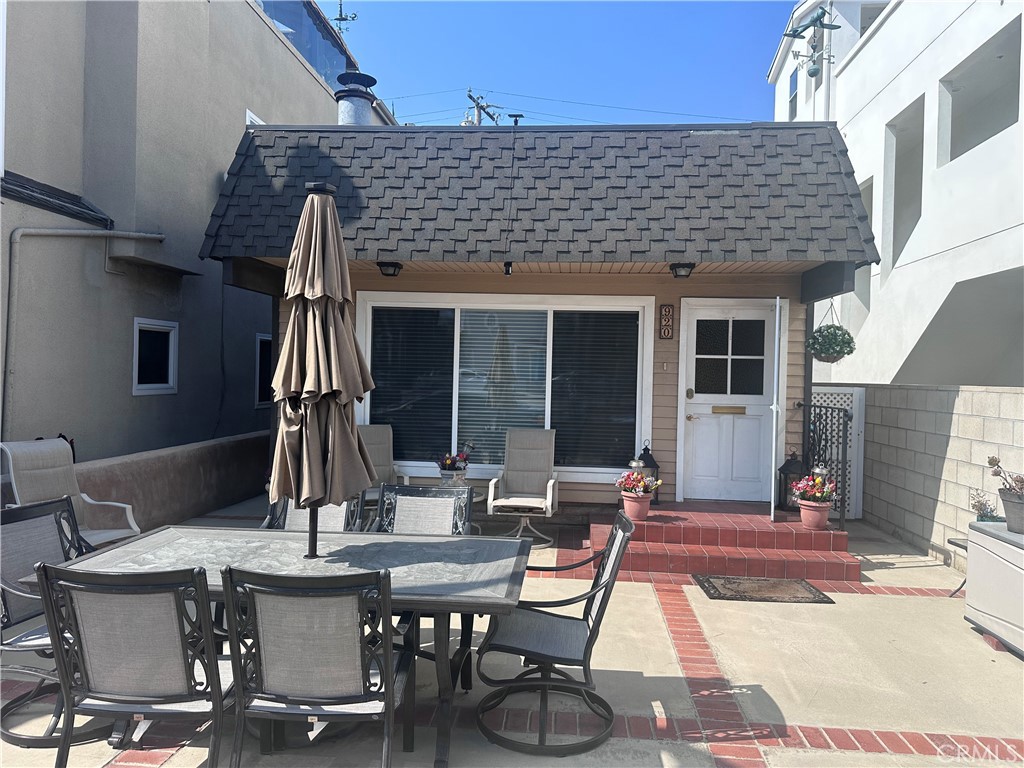 Located mid Peninsula, Large front patio, 2 car garage attached. zoned for a duplex. Being sold "AS IS" Seller will do no corrective work. Being sold for lot value. Home has been used for the last 60 years as a single family home. Property currently has 3 bedrooms, 4 bathrooms, 3 kitchens. Great location. Owner says bring an offer.