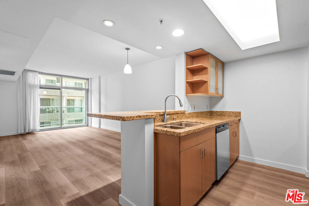 Gorgeous 1 bedroom, 1 bathroom condo in the full-service Azzurra. This bright and spacious unit offers new wood floors throughout, a great open floorplan, extra large balcony, stainless steel appliances, granite counter-tops, large custom built walk-in closet, 9 feet of floor to ceiling glass, 2 car parking, washer/dryer in-unit, central air and heat, and much more! Rent includes cable with HD channels, internet, water, trash and an abundance of resort-style amenities - 24 hour valet parking for guests, 24 hour front desk & security, concierge, rooftop spa and sky-lounge with panoramic views, outdoor kitchen with BBQ's, sparkling heated pool and spa, business center, media lounge, fine art collection, indoor/outdoor professional fitness center with yoga/pilates training studio, and more. Just seconds from world famous beaches, marina access, bike path, dog walk, trendy shops/restaurants, LAX and more!