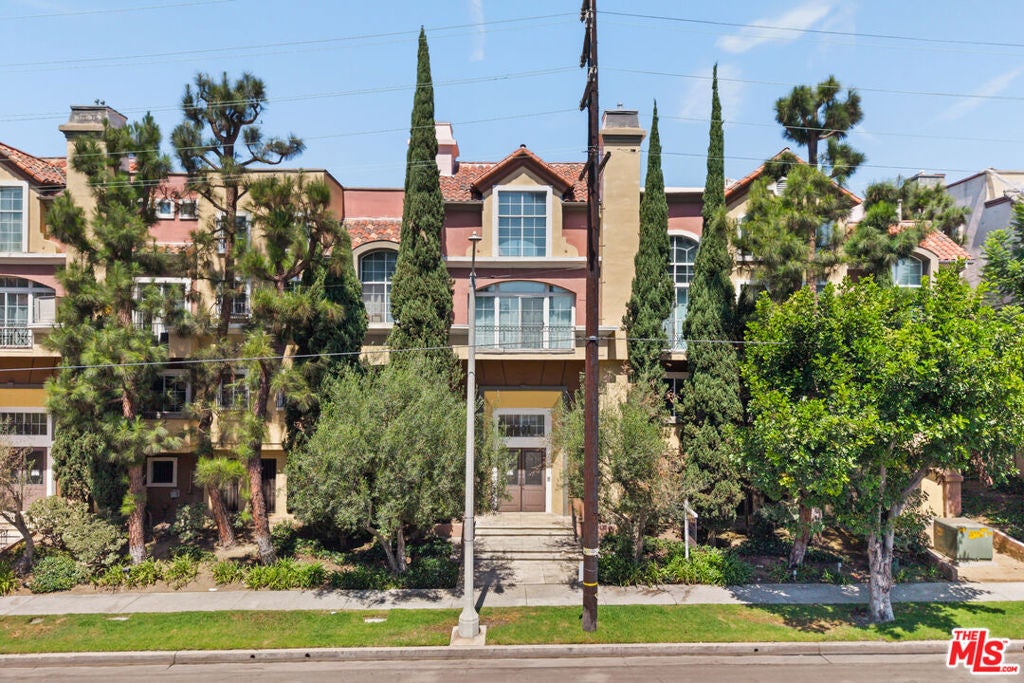 7101 La Tijera Boulevard J201