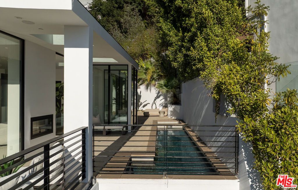 Photo of 1516 Forest Knoll Drive, West Hollywood, CA 90069 (MLS # 25569809)
