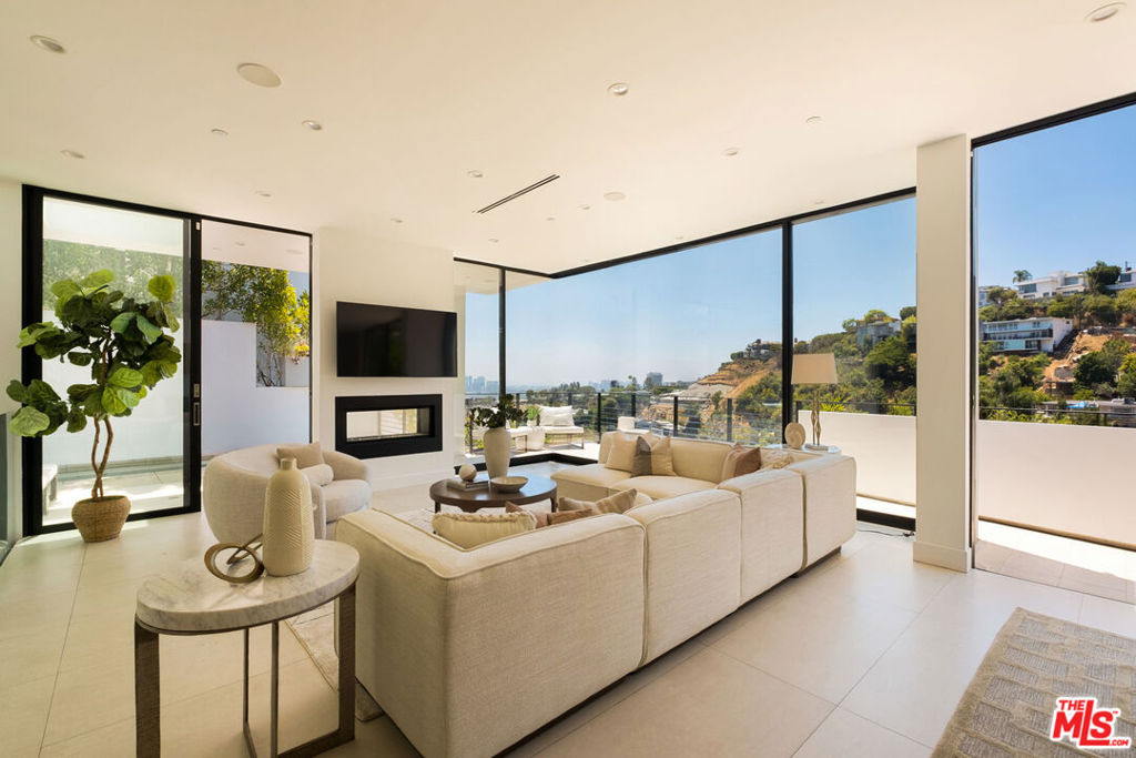 1516 Forest Knoll Drive