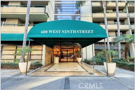 Beautiful luxury condo in Skyline building, south facing. Great location, across the street from Ralph's & Whole Foods. Starbucks on Ground floor. Walking distance to Crypto Arena (formerly Staples Center) and LA Live. Very close to eateries and bars. Community amenities include (among many others): 24 hour security, racquetball courts, club house, weight room and cardio equipment, separate men's & women's lockers, and sauna, several visitor parking spots available.