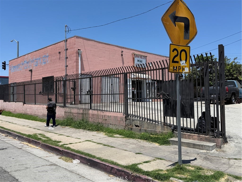 6130 S Van Ness