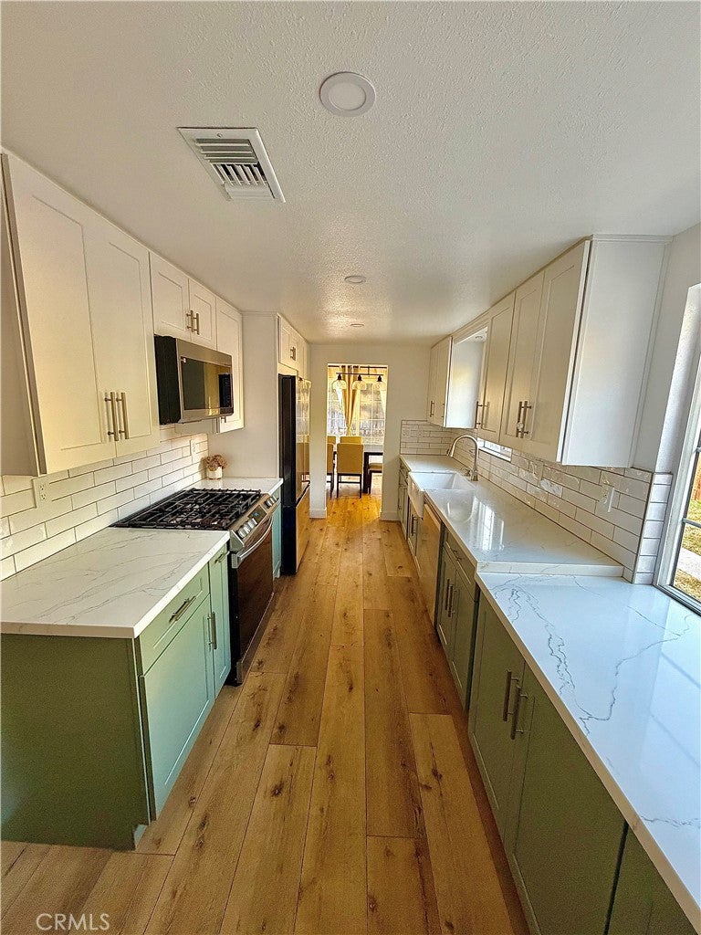 819 Vinemead