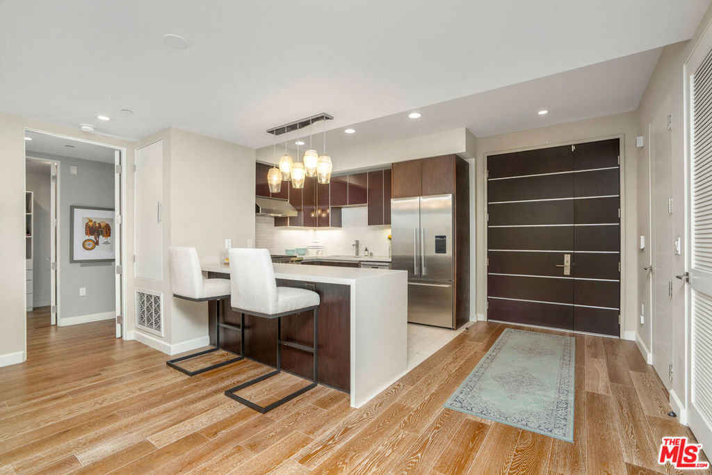 Properties 3 441 S Barrington Avenue 303