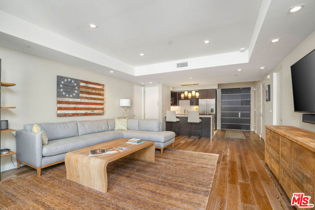 Properties 2 441 S Barrington Avenue 303